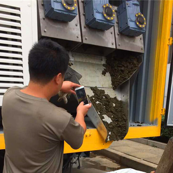 How to adjust the moisture content of sludge dewatering press through the back pressure plate?